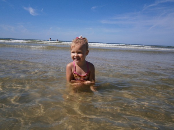 Zdjęcie zgłoszone na konkurs eBobas.pl kąpiel w morzu:&#41; Agatka:&#41;