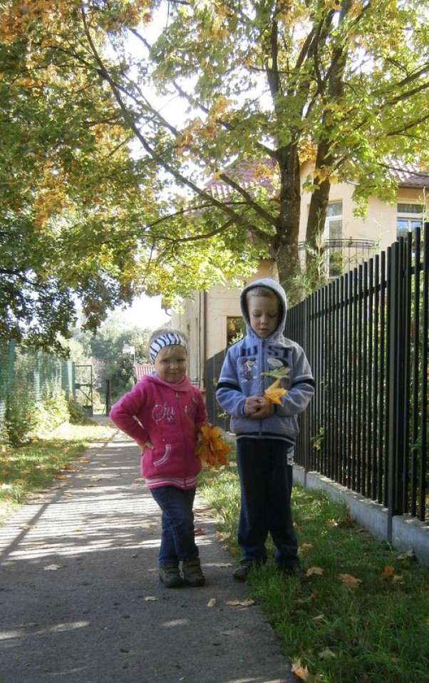 Zdjęcie zgłoszone na konkurs eBobas.pl Gdy z przedszkola  wracam ,zawsze z bratem  zbieram piekny bukiet liści:&#41; potem z mamą układamy i w rózne zabawy gramy:&#41;