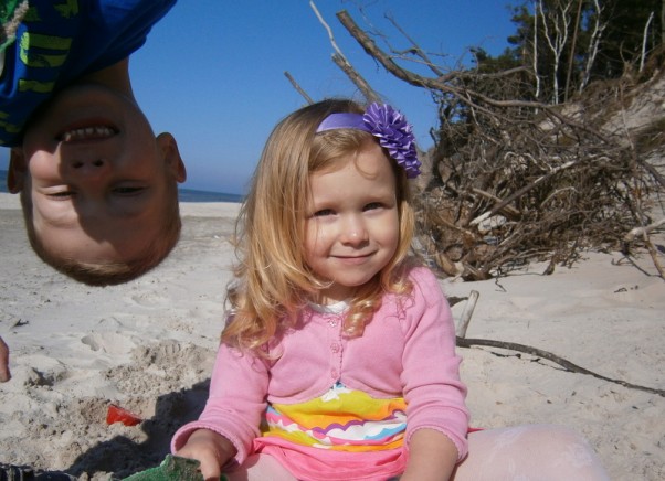 Zdjęcie zgłoszone na konkurs eBobas.pl zabawy na plaży. babki, wygłupy ..... tylko z mama i tatą :&#41;