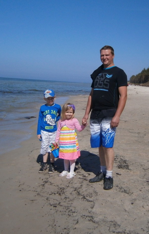 Zdjęcie zgłoszone na konkurs eBobas.pl z tatą spacer na plaży:&#41;