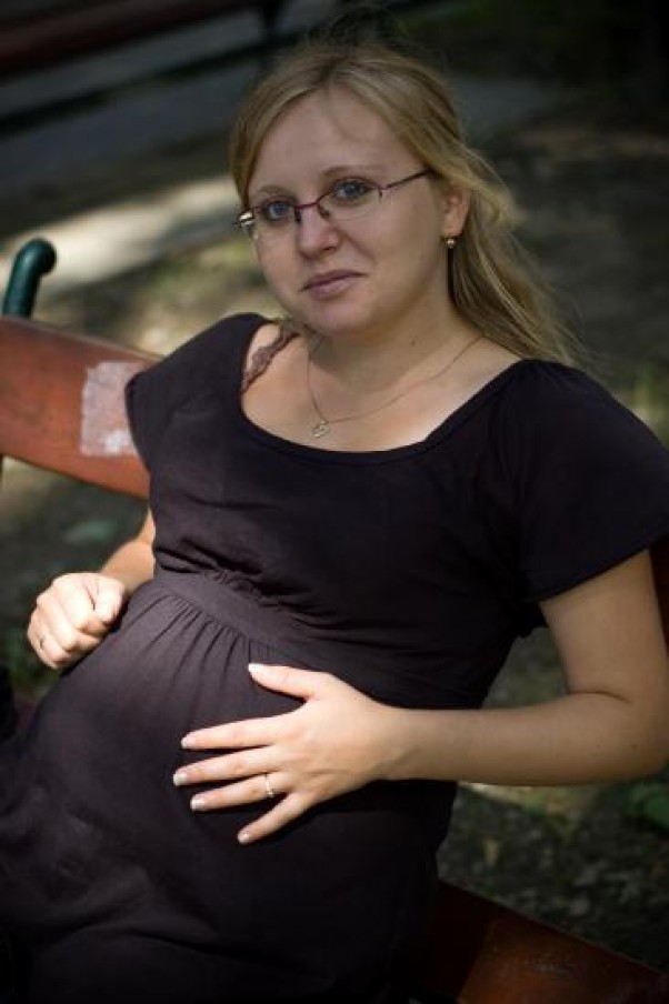 Zdjęcie zgłoszone na konkurs eBobas.pl Na ławeczce w Cieszynie &#45; gdy mama odpoczywa bąbel robi fikołki..