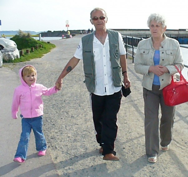 Spacer w porcie Zuzia razem z babcią i dziadziusiem na spacerze w porcie
