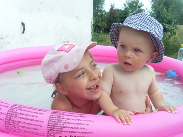 Zdjęcie zgłoszone na konkurs eBobas.pl W gorące dni pływamy w basenie,to super frajda;&#41;