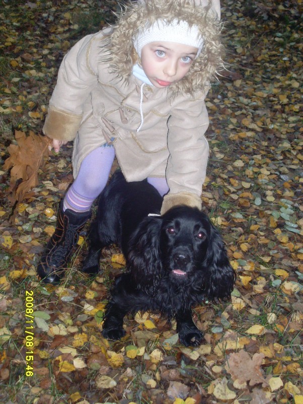 W lesie Wśród drzew i jesieńnych  liści,Nicole z Swoim puplkiem wspaniale się bawi takie ma pomysły;&#41;