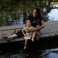 Justynbka i mama &#45; moczymy nóżki w zimnej wodzie