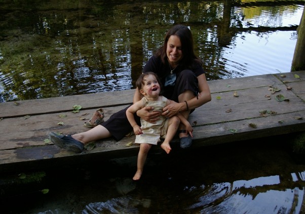 Justynbka i mama &#45; moczymy nóżki w zimnej wodzie 