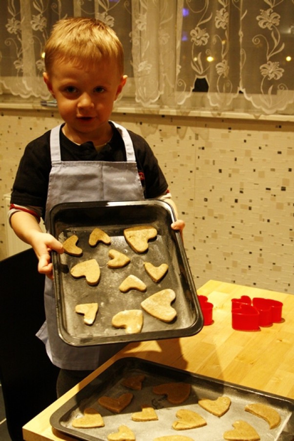 Zdjęcie zgłoszone na konkurs eBobas.pl Mateuszek &#40;3 latka i 3 miesiące&#41; uwielbia mamie pomagać w kuchni , a pierniczki w jego wykonaniu są przepyszne :&#41;