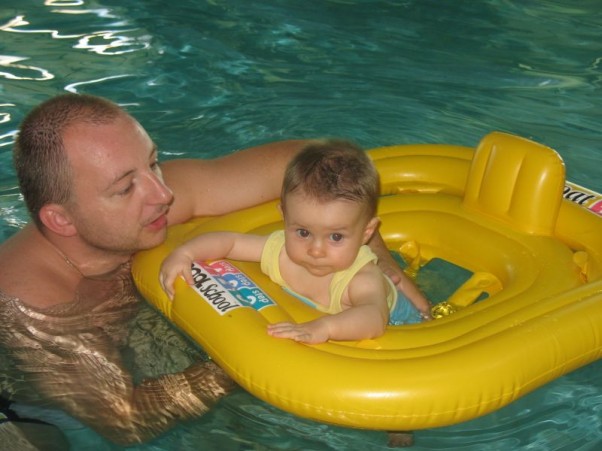Pierwza nauka pływania. Nauka pływania z tatusiem.
