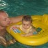 Nauka pływania z tatusiem.