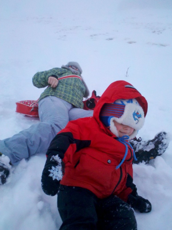 Micha ł i Kinga na śniegu w Zakopanem na Ksprowym Wierchu 24.12.2012 moje dzieci tak sie lubią bawić na śniegu!!!