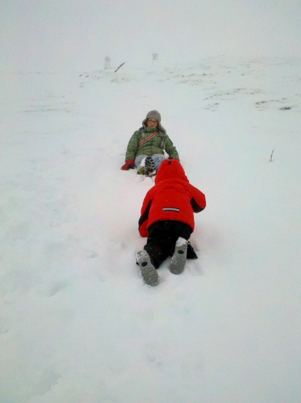 fajnie jest na śniegu super Michał usiłuje się wspiąć po śniegu do siostry Kingii