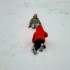 super Michał usiłuje się wspiąć po śniegu do siostry Kingii