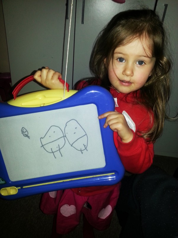 Zdjęcie zgłoszone na konkurs eBobas.pl Moja córka ma 3 lata :&#41; Kiedy mowie jej żeby narysowała nasza rodzinę :&#41; Wygląda to tak mama tata i Kaja  :&#41;