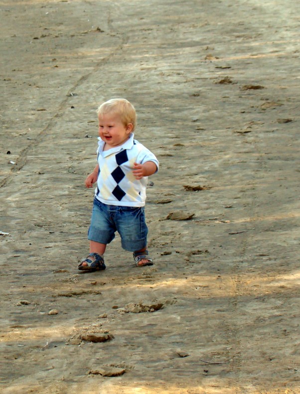 Zdjęcie zgłoszone na konkurs eBobas.pl Spacer mojego 11&#45;sto miesięcznego synka Kaca po błotnistej plaży...i ogromna radość!:D