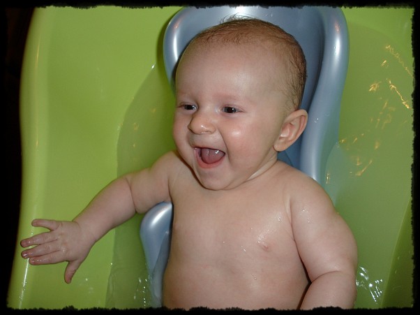 Zdjęcie zgłoszone na konkurs eBobas.pl Szczęśliwy w kąpieli :&#41;