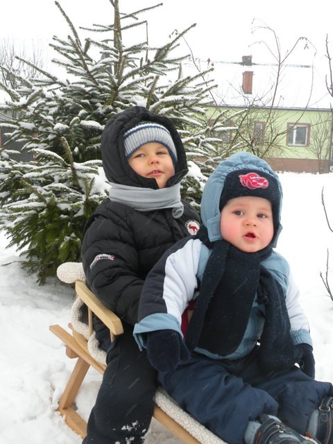 Z braciszkiem Kubuś i Szymonek na zimowym spacerku