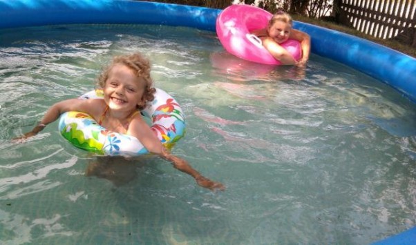 Zdjęcie zgłoszone na konkurs eBobas.pl Oliwia w basenie u koleżanki pływa jak rybka, w wodzie jest zawsze uśmiechnięta.