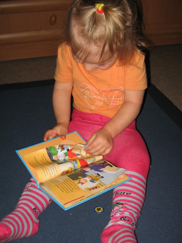 Zdjęcie zgłoszone na konkurs eBobas.pl moja córcia uwielbia ksiązeczeczki  czytac i ogladac.