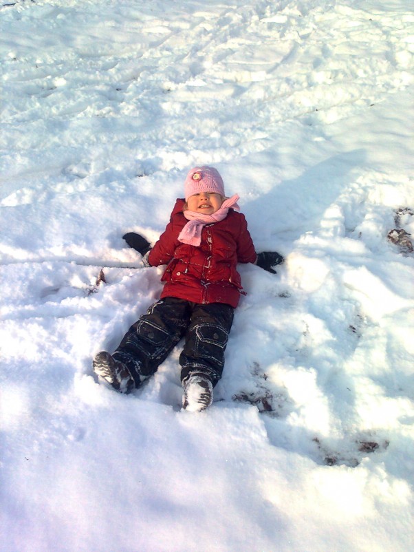 Zdjęcie zgłoszone na konkurs eBobas.pl moja córeczka uwielbia snieg