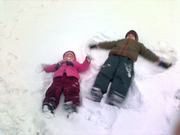Zdjęcie zgłoszone na konkurs eBobas.pl moje dzieciaki uwielbiaja zabawy w sniegu