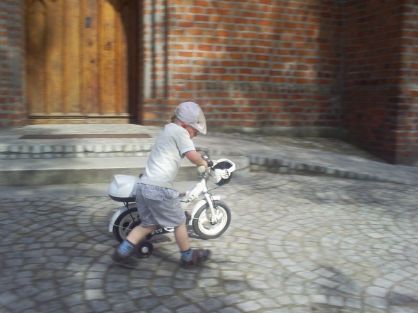 Zdjęcie zgłoszone na konkurs eBobas.pl Gdy rowerem śmigam żwawo&lt;br /&gt;Skręcam w lewo skręcam w prawo&lt;br /&gt;Jestem mistrzem kierownicy&lt;br /&gt;Najsprawniejszym w okolicy :&#41;