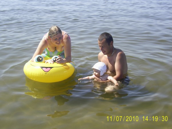 Zdjęcie zgłoszone na konkurs eBobas.pl Pierwsza nauka pływania Ksawerka i już zaliczona,teraz jeszcze mamusia musi się nauczyć pływać ;&#41;