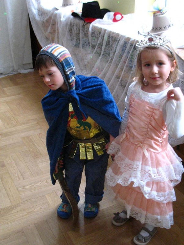 Zdjęcie zgłoszone na konkurs eBobas.pl Łucja w przebraniu księżniczki,a obok jej kolega rycerz,który będzie ją bronił przed smokami;&#41;