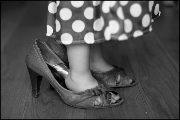 Zdjęcie zgłoszone na konkurs eBobas.pl lubię chodzić w butach mamy,\nobie stroić się kochamy,\nmimo, że malutkie stópki mam,\nchętnie w obcasach się przechadzam :&#41;