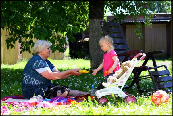 Zdjęcie zgłoszone na konkurs eBobas.pl z babcią fajna jest zabawa i nie zrzędzi tak jak mama :P lody na obiad, tort na kolację &#45; zabawa w piknik podoba mi się :&#41;