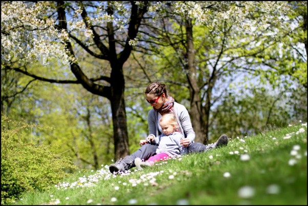 majówkowe nasze chwile ;&#41; Maj kochamy, nie tylko dlatego, że jest Dzień Mamy. Kochamy go za długi weekend i drzewa ukwiecone i świeże listki zielone...I za pikniki na łące, za motylki fruwające... Za zapach wiosny i domowników uśmiech radosny ;&#41;