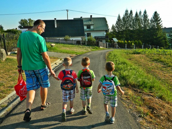 Zdjęcie zgłoszone na konkurs eBobas.pl A oto moi chłopcy w drodze do przedszkola.Na zdjęciu Kamilek i bliźniacy Tomaszek i Piotruś wraz z tatusiem który ich odprowadza do szkoły :&#41;
