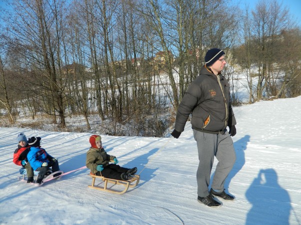 Zdjęcie zgłoszone na konkurs eBobas.pl Kamilek i bliźniaki Tomaszek i Piotruś uwielbiają zimowe kuligi.Tatuś ma dużo siły więc chętnie zabiera swoje pociechy na takie saneczkowe, szalone przejażdżki :&#41;