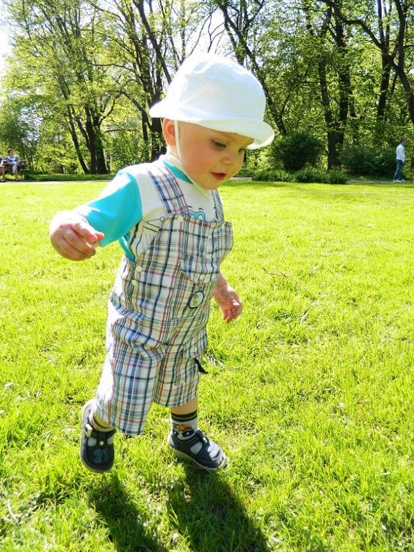 Zdjęcie zgłoszone na konkurs eBobas.pl Tomaszek podczas spaceru po parku :&#41;