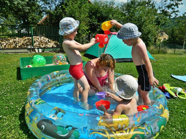 Zdjęcie zgłoszone na konkurs eBobas.pl Moja rodzinka uwielbia wodne szaleństwa zwłaszcza moje dzieci Tomaszek, Piotruś i Kamilek.Gdy tylko pogoda dopisuje chłopcy szaleją w basenie.Mamusia również się dołącza do zabawy
