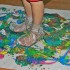 Mój synek Tomaszek &#40;3, 5 roku&#41; jest dzieckiem autystycznym.Uwielbia tworzyć prace artystyczne przy pomocy farb.Pewnego razu wpadłam na pomysł aby synkowi stworzyć bąbelkowe skarpety.Po rozłożeniu papieru Tomaszek  porozlewał róże kolory farb.Następnie chodząc po papierze tworzył artystyczne kolorowe dzieło.Wyszło mu pięknie.Rośnie mi mały artysta ;&#41;