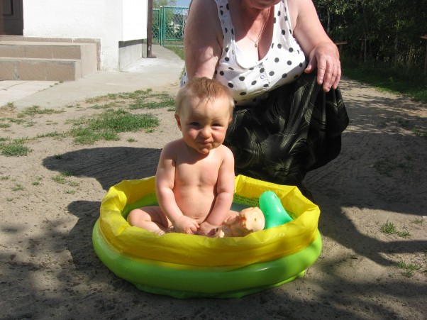 Zdjęcie zgłoszone na konkurs eBobas.pl Pierwsza kąpiel w basenie
