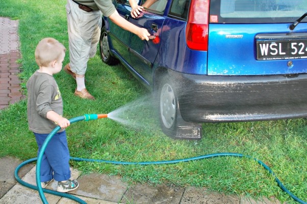 Myjemy samochód dziadka... bo przecież na urodziny eBobasa nie wypada jechać brudnym autem... &#45; 2 na rejestracji :&#41;