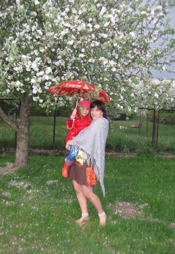 Nikusia i jej mamusia  Podczas majówki zaskoczył nas deszcz, chowamy się pod kwitnącą jabłonią ;&#41;