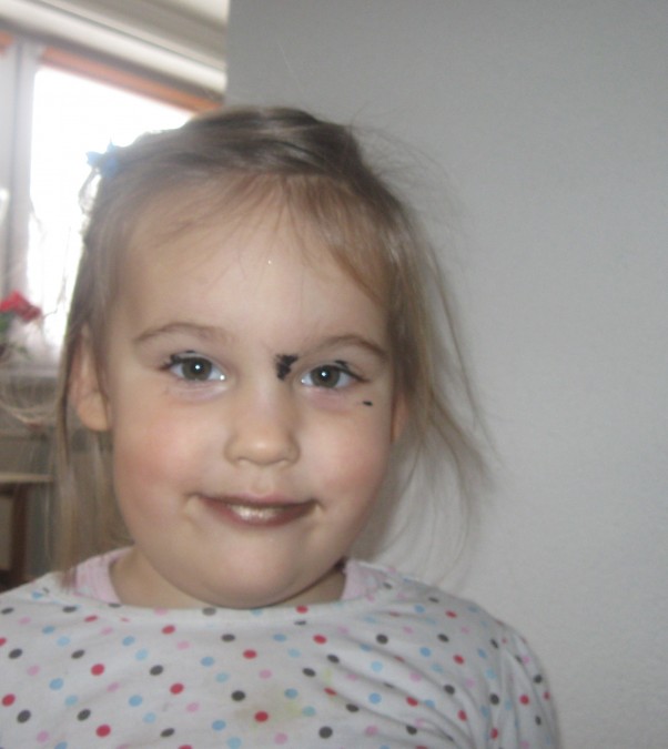 Weronika 4 latka  Nasza córcia &quot;potrafi&quot; zrobić sobie oryginalny makijaż ;&#41; Taka z niej zdolna dziewuszka 