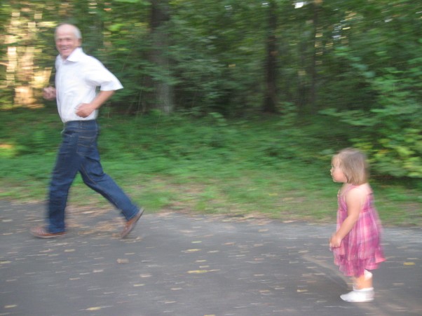 Kto dogoni dziadka :&#41;  Nika biega z dziadkiem po lesie 
