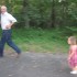 Nika biega z dziadkiem po lesie 