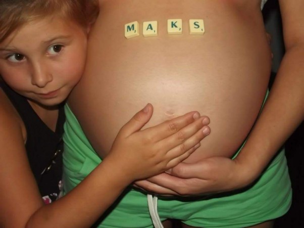 7 msc ciąży  Siostrzyczka już się nie może doczekać brzuszka 