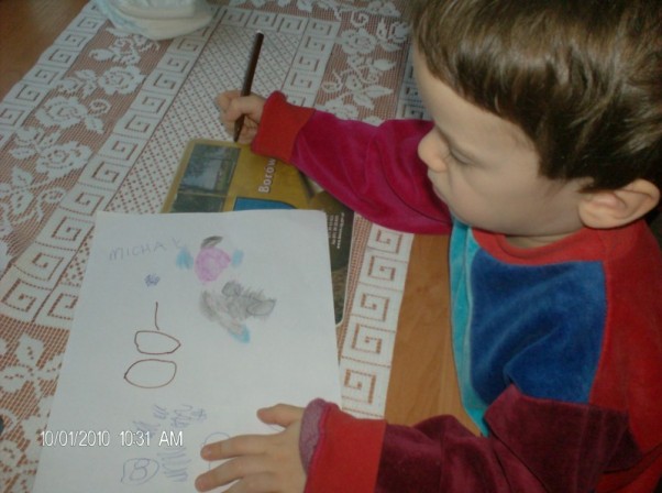 malowidło Michałka &#40;3,5 roku&#41; Michałek rysuje bałwana, narazie narysował 2 kule a na dole długopisem jest potwór ,który ma straszyć niegrzeczne dzieci  