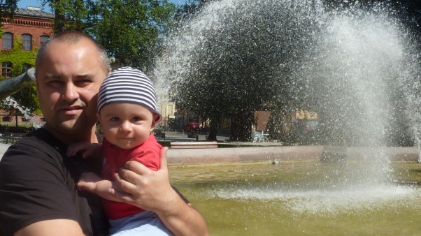Zdjęcie zgłoszone na konkurs eBobas.pl Igor z tatą przy fontannie Potop 