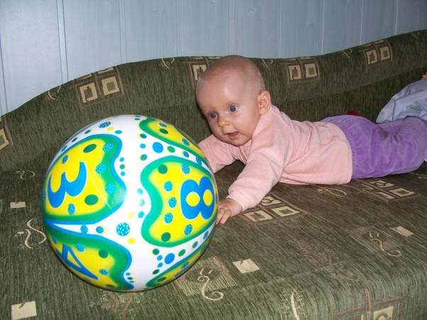 Zdjęcie zgłoszone na konkurs eBobas.pl Ala uwielbia swoją piłkę...