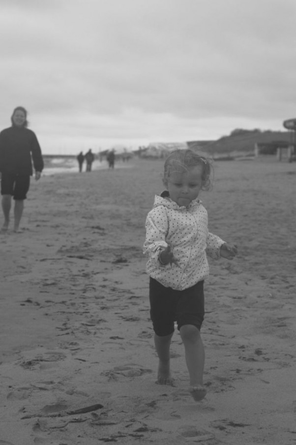 czuję każde ziarenko piasku Julia uwielbia biegać na bosaka, nie tylko po plaży :&#41;