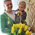 W naszym domu, jak co Święta \no jajecznym drzewku należy pamiętać.\nW tym roku ozdabiamy go ja i mama,\nbo jeszcze sobie nie poradzę sama.\nJeszcze tylko piękne tulipany\ni już wielkanocny wystrój domu mamy!