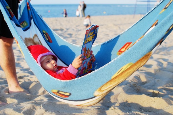 Zdjęcie zgłoszone na konkurs eBobas.pl Najlepszy sposób na plażowy wypoczynek? Morska bryza, hamak i ciekawa książka dla dziewczynek :&#41;