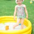 Małe Słoneczko, w baseniku o kolorze słońca,\nzażywa sobie słonecznej kąpieli...