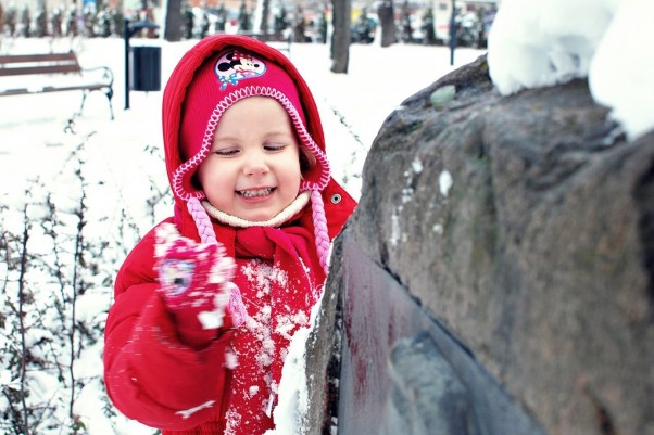 My się zimy nie boimy! Gdy zima nadchodzi i śnieg leży wszędzie, chodzimy na spacerki, rzucamy śnieżkami i dobrze się bawimy!